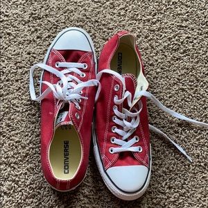 Maroon low top converse in good condition